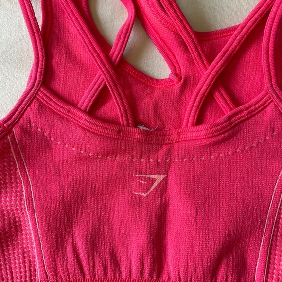 Bright pink cropped tank top - Picture 3 of 3